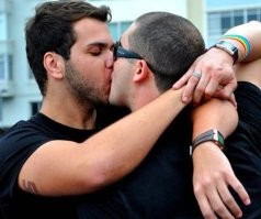 Семейной паре весь кайф на улице поломали сигналом ...