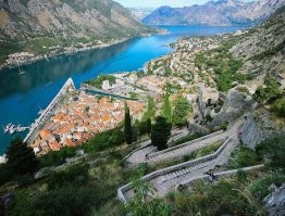 Видел способ гораздо проще.
Местные аборигены затариваются водичкой внизу по 20 центов за бутылку, а ближе к вершине она уже по 2-3 евро для жаждущих туристов.
В хороший день успевают несколько рейсов сделать вверх-вниз за товаром.