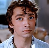 Таких и среди наших полно. 81 год против 21 года.