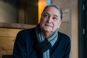 Таких и среди наших полно. 81 год против 21 года.