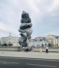 Гениальное творение какого-то швейцарского полудурка под названием "Большая глина №4". Его зачем-то поставили рядом с "Ударником" на пару месяцев, но это убожество там уже почти 4 года торчит, вызывая рвотный рефлекс у всех проходящих мимо..