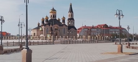 Да просто фанатиков надо отправить в школу, и по новой преподать им курс черчения, раздел проекции.

Если местную церковь сфотографирую не с фасада, а сбоку, то крестов тоже видно не будет. 1-е фото поста тому пример.