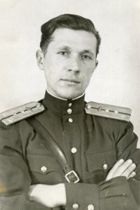 Фото-открытка. На память любимой дочке Валичке от папы. 4 марта 1953г.