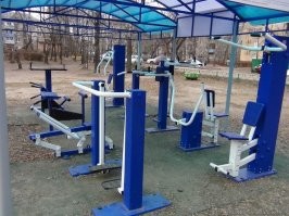 я тогда мелкий был неосознаныш, но зп родителям конкретно задерживали, я в еде не нуждался однако родители недоедали, я этого не понимал но вырос понял, это конечно я говорю только про самое начало, после 1995го где то всё стало налаживаться

ну и в вспоминая своё детство, помню у нас во дворе что бы поиграть, была сломанная качеля и какие то столбы деревянные (в форме лисиц) остатки каких то турников и т.д. ну т.е. страна развалилась и ни кто благоустройством не занимался, а сейчас почти в каждом дворе игровые площадки, горки, турники, и даже какие то тренажеры ставят прикольные, в этом плане сейчас луше, мб если бы союз не распался то тоже было бы так же хорошо