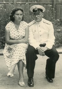 Старший лейтенант медицинской службы ВМФ с женой. 1950ые.