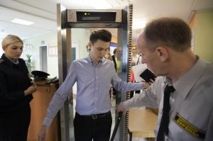 Ну и как тут пронести мобилу? И зоркий глаз учителя еще ни кто не отменял