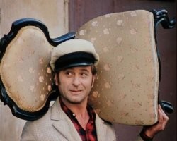 ...знакомые стулья ))) Так вот куда реквизит-то пропал! )