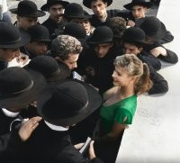 Итальянская актриса Мариса Алласио с семинаристами   поклонниками ее творчества, Рим, 1955 год.


То-то я смотрю как они на её "творчество" пялятся.