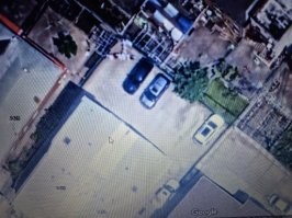 Не соглашусь. У моей жены права 35 лет. Но  ролики она не смотрит - ей не интересно. Что такое автопарковка она никогда не слышала. Возит меня исключительно из ресторанов (я законы соблюдаю!). Но паркую дома я сам, даже если в дым. Это во дворе - вывернуться с проезда никакая Тесла не поможет.