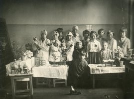Октябрята играют в больницу. 1930ые.