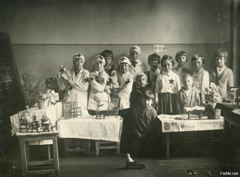 Октябрята играют в больницу. 1930ые.