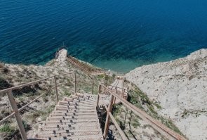 Есть в анапе лестница, называется 800 ступеней. Неподготовленному человеку особенно тем кому за 30, очень тяжело преодолевается, вверх вниз. Зато виды наверху отличные, а пляж внизу просто шикарный.