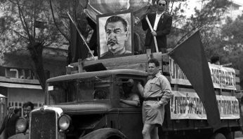 Сталин очень хотел выгнать англичан из Ближнего Востока.
Плюс теория (неверная), что в первую очередь человек определяется принадлежностью к классу, а уж потом его национальность.
И ведь никто не ожидал, что народ, только что переживший (как евреи заявляли) ужасы нацизма - окажутся хуже этих нацистов.