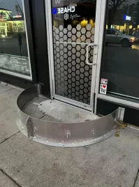 А крючки интепесно снаружи зачем? Чтобы штанина цеплялась?