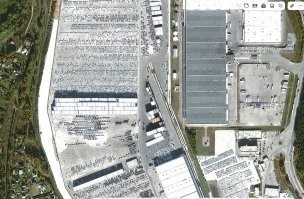 Между тем, в окрестностях славной деревни Люторецкое, что на юге Подмосковья, есть огромный склад, заставленный этими машинками по самое некуда. Поглядите, как он живописно выглядит со спутника. Их там тысячи, пожалуй. А напротив склада имеется выработанный песчаный карьер, с недавних пор облюбованный двухколёсными пердунами. И вот, буквально месяц назад, туда нагнали кучу техники, всё огородили, пердунов разогнали и начали спешно разравнивать площадку, величины немалой. Разровняли кое-как и пару недель назад всю её заставили сплошными рядами машинок. 
Теперь поодаль разравнивается ещё одна площадка.
Видать, на складах, их уже некуда девать не только в переносном, но и в прямом смысле.