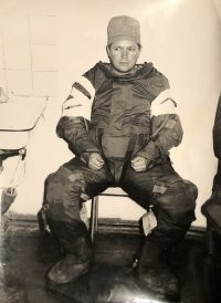 Фото врача нельзя было подготовить для горизонтального формата и снизу обрезать?