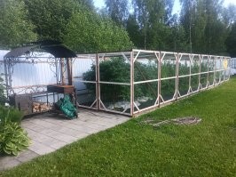 У нас попроще, сами убираем.