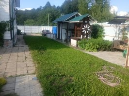 У нас попроще, сами убираем.