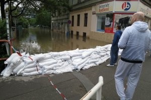 Отчего же, метод старый и волне рабочий. В простейшем случае мешки набивают песком или грунтом, но может использоваться и специальный сорбент.