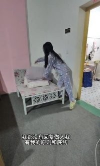 А спит она в туалете из-за запахов, т.к. в коридоре вполне много места