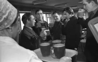 Требуйте долива пива, после отстоя пены)