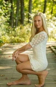 Странные пропорции тела. Явно перестарались с фотошопом