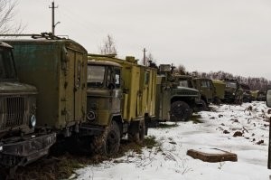 Это ЗиЛ-131, я на таком в автошколе ДОСААФ учился. Хотя сказанное Вами равно и к Уралу, и к ЗИЛу-131 относится - заведется и поедет, это ж военная техника и никакой электроники. А фотка сделана не в Чернобыле, а на территории бывшей войсковой части № 42697 (59-й арсенал) в Московской области, на DRIVE2.ru были эти фотки, там еще полно годных машин.