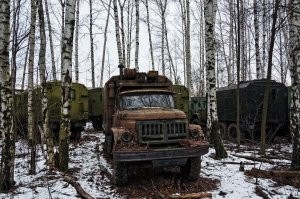 Это ЗиЛ-131, я на таком в автошколе ДОСААФ учился. Хотя сказанное Вами равно и к Уралу, и к ЗИЛу-131 относится - заведется и поедет, это ж военная техника и никакой электроники. А фотка сделана не в Чернобыле, а на территории бывшей войсковой части № 42697 (59-й арсенал) в Московской области, на DRIVE2.ru были эти фотки, там еще полно годных машин.