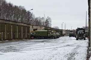 Это ЗиЛ-131, я на таком в автошколе ДОСААФ учился. Хотя сказанное Вами равно и к Уралу, и к ЗИЛу-131 относится - заведется и поедет, это ж военная техника и никакой электроники. А фотка сделана не в Чернобыле, а на территории бывшей войсковой части № 42697 (59-й арсенал) в Московской области, на DRIVE2.ru были эти фотки, там еще полно годных машин.