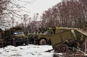 Это ЗиЛ-131, я на таком в автошколе ДОСААФ учился. Хотя сказанное Вами равно и к Уралу, и к ЗИЛу-131 относится - заведется и поедет, это ж военная техника и никакой электроники. А фотка сделана не в Чернобыле, а на территории бывшей войсковой части № 42697 (59-й арсенал) в Московской области, на DRIVE2.ru были эти фотки, там еще полно годных машин.