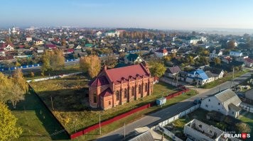 Это католический костёл в городе Рогачёв, Гомельская олбасть, Белорусь. В Советские годы здание использовалось как хлебзавод, в семидесятые было заброшено, к концу 80-х остались только стены. И ничего - восстановили краше прежнего. Было бы желание.