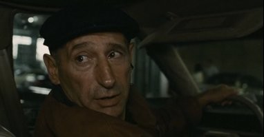 - Что ты припёрся сюда?!
- Так, людей посмотреть.
- Посмотреть. Я вашего брата хорошо знаю, давно езжу. Сначала у знакомых, потом посуду мыть или грузчиком в магазине, квартирку снимешь и приехали. А там куда кривая американской мечты выведет.