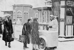 Беляши, пирожки с мясом, лотки с газводой (позже автоматов стало достаточно), или с колбами соков куда их добавляли их трехлитровых банок.
И продавщицы с серыми передниками, летом в синих халатах, зимой в шубах или тулупах...