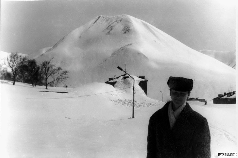 Камчатка. Бухта Финвал, она же Бечевинская.
Место базирования 182 обр пл до 1996 года
1. Просто сугроб
2. На дороге после расчистки
3. Откопанный подъезд №7
4. Дом №3 трёхэтажный, засыпан до крыши, слева от фонаря 1 этажная казарма под снегом
5. Под ногами около 3 метров снега
6 Справа казарма, слева дом №5, посередине засыпанный по крышу нижний магазин