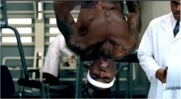 Мужчина "ворвался" в видео с тренировкой девушки