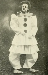 Конечно только бабочка!!!!!!!!!!!!!!!!!!!!!! Рожа, костюм и ноги у него вполне обычные, как у всех! Только бабочкой и выделился из толпы.