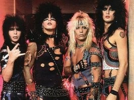 Примы глэм-рока это Mötley Crüe.
А Kiss это "ласковый май" глэм-рока.