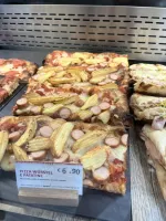 Вполне правомерная начинка, и не нужно  в описании слово пицца в кавычки брать.