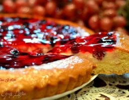 >>> Этот торт мне сегодня подала бабушка. Это консервированные фрукты, желатин и шоколадные капли на бисквите. Рецепт из кулинарной книги 60-х годов. В следующий раз она, видимо, приготовит запеканку с тунцом в микроволновке.

Мммммм!!!!! Вкус детства!!!! И, кстати, сейчас их тоже навалом, только, в основном, с тропическими фруктами.
В моем детстве они были обычно с клубникой, малиной, смородиной, крыжовником, вишней. Как апофеоз - с апельсинами/мандаринами и бананом.