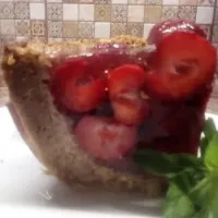 >>> Этот торт мне сегодня подала бабушка. Это консервированные фрукты, желатин и шоколадные капли на бисквите. Рецепт из кулинарной книги 60-х годов. В следующий раз она, видимо, приготовит запеканку с тунцом в микроволновке.

Мммммм!!!!! Вкус детства!!!! И, кстати, сейчас их тоже навалом, только, в основном, с тропическими фруктами.
В моем детстве они были обычно с клубникой, малиной, смородиной, крыжовником, вишней. Как апофеоз - с апельсинами/мандаринами и бананом.