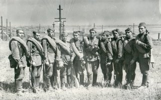 Солдаты с ППШ и карабинами Мосина. Куйбышев. 1953г.