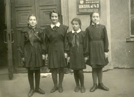 Ученицы женской средней школы № 43 Фрунзенского района Москвы. 1950ые.