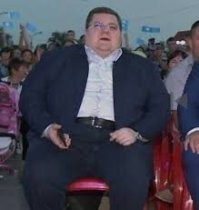 Чайка смотрит на него как на говно.