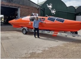 На борту две независимых системы выработки энергии.

По заказу российской компании «ТЭЭМП» создан новый продукт   гибкие солнечные модули с КПД больше 22% российского производства. Никогда еще у нас на борту не было таких эффективных солнечных батарей. Фёдор Конюхов провел серию экспериментов и тестов в южных широтах по маршруту следования. Аналогичные солнечные модули разрабатываются и будут установлены на самолет для кругосветного полета на энергии Солнца (проект «Альбатрос»   

Впервые Фёдор Конюхов будет использовать энергоустановку EFOY на топливных элементах, адаптированную для океанской весельной лодки. Принцип действия следующий: в результате электрохимической реакции на протонно-обменной мембране водорода, содержащегося в метаноле, с кислородом, содержащимся в воздухе, образуются свободные электроны, т.е. вырабатывается электрический ток. Продуктом химической реакции является углекислый газ и вода. В качестве топлива используются картриджи с метанолом.