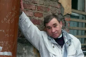 У Светина неплохое чувство юмора и он видно был тот еще тролль.
На хороший столб оперся