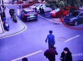 Вот не зря есть правило парковки: "Остановка и стоянка запрещены на пересечении проезжих частей и ближе 5 метров от края пересекаемой проезжей части". Но это у нас, какие там правила хз.
Во первых, обзор закрыт припаркованным т/с, далее водитель берет пошире угол чтобы не задеть то что припарковано, ну а там правая часть, арка, дети сидят под капотом не видно и т.д.
По мне мне так виновник это тот, кто корыто свое поставил прям на повороте. Если бы его не было, дети бы оказались в видимой зоне.
У нас тоже так любят ставить машины (мск) выезжаешь со двора, а слева еб.а.нат встал и обзор закрыл, и хз, летит там "ч"удак или можно выехать.....