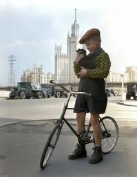 Этот велосипед был 3-х колёсным, переделывался в 2 колёсный. В детстве сразу третье сняли и на таком за 2-3 дня научился ездить.