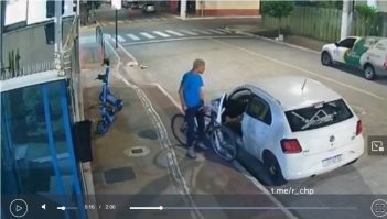 Я бы в этот момент дверью машины долбанул, а пока встает, можно было и попинать. И хрен бы он устоял в этот момент.