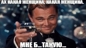 Мужчина поедает взглядом моделей