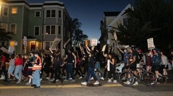 на фото белых больше чем черных)))))